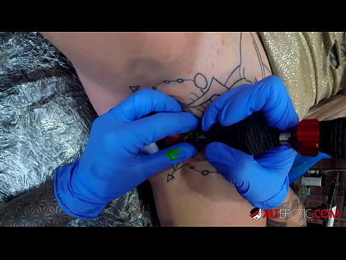 ❤️ tattooed ທີ່ສຸດ Hottie Sully Savage ໄດ້ຮັບ tattoo ສຸດ clitoris ຂອງນາງ ❤️❌ ໜັງໂປ້ ຢູ່ພວກເຮົາ ❌❤