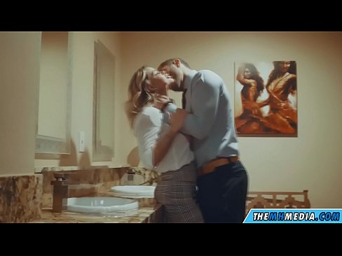 ❤️ ໃນເວລາທີ່ຜິວເນື້ອສີຂາວ busty seduces ທ່ານຢູ່ໃນຫ້ອງນ້ໍາສາທາລະນະ ❤️❌ ໜັງໂປ້ ຢູ່ພວກເຮົາ ❌❤